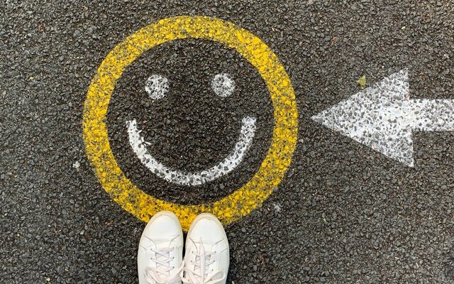 Feetview mit Smiley - Foto: Munguia/unsplash