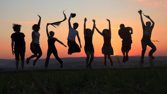 SoFrei 2022 - Jugendliche springen vor Sonnenuntergang - Foto: REHvolution/photocase