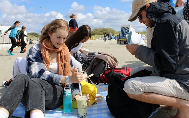 2 Personen beim Picknick am Strand von Norddeich